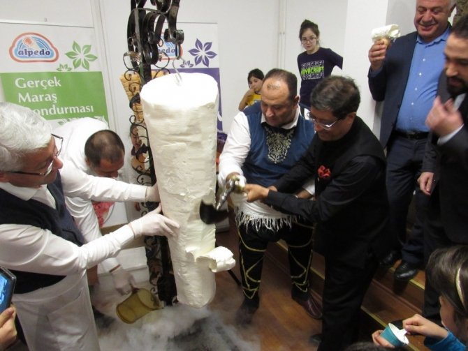 Hindistan Büyükelçiliği’nde Maraş dondurma şov yaptılar