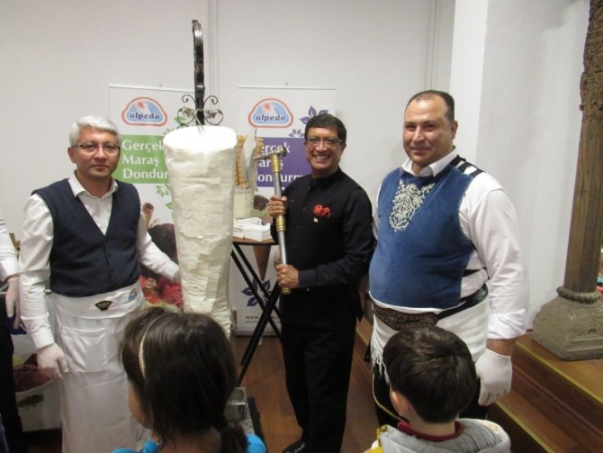 Hindistan Büyükelçiliği’nde Maraş dondurma şov yaptılar