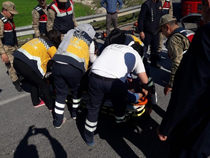 Kahramanmaraş'ta Ambulansla otomobil çarpıştı: 1’i bebek 9 yaralı