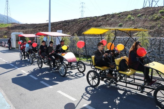 Kahramanmaraş'ta görme engelli çocuklar bisiklet kullandı
