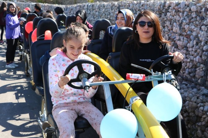 Kahramanmaraş'ta görme engelli çocuklar bisiklet kullandı
