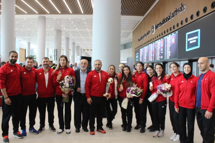 Kadın milli güreşçiler, 4 madalyayla yurda döndü