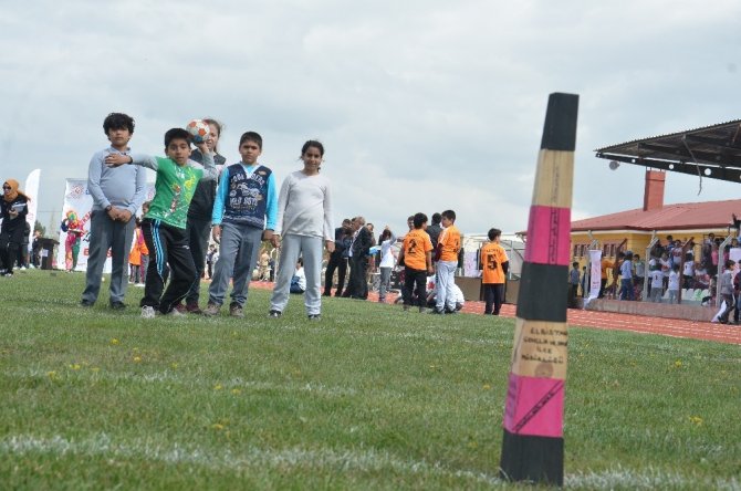 Elbistan'da 5 bin çocuk unutulmaya yüz tutan oyunları oynadı