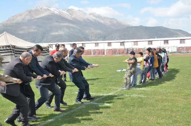 Elbistan'da 5 bin çocuk unutulmaya yüz tutan oyunları oynadı