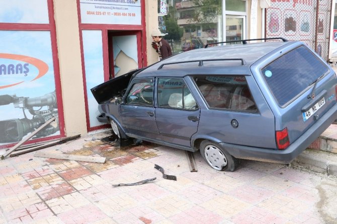 Kahramanmaraş'ta otomobil haber sitesine girdi!
