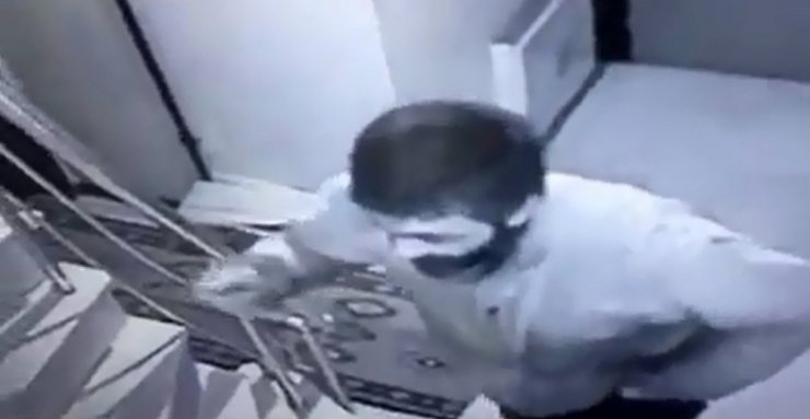 Kapı önlerinde bulunan ayakkabıları çaldı