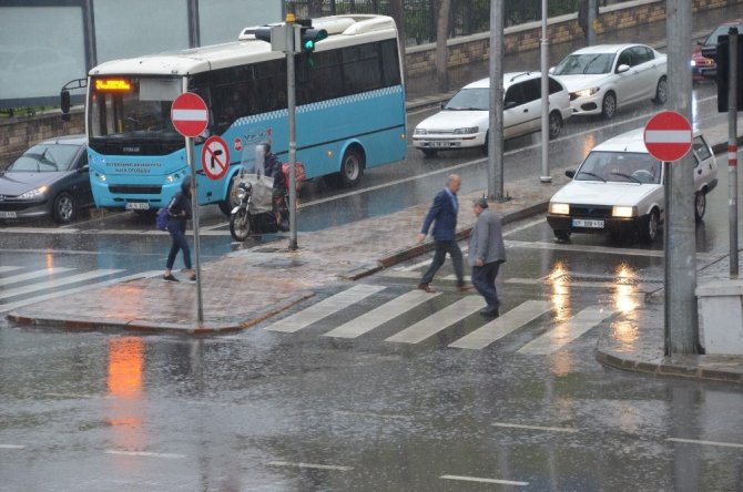 Kahramanmaraş’ta sağanak vatandaşları hazırlıksız yakaladı