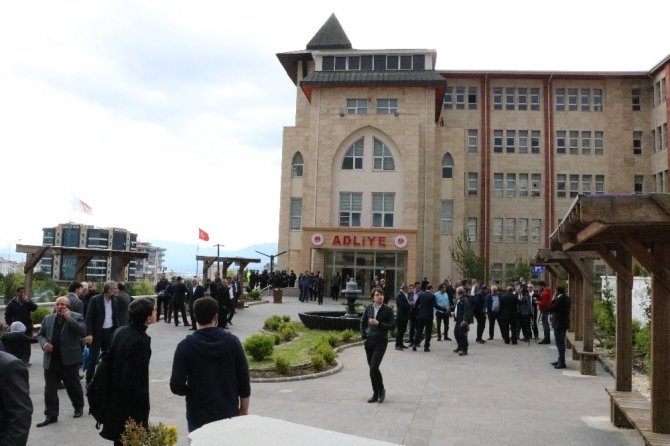 Gülefer Yazıcıoğlu: "10 yıldır gidiyoruz geliyoruz bir arpa boyu yol kat edemiyoruz"