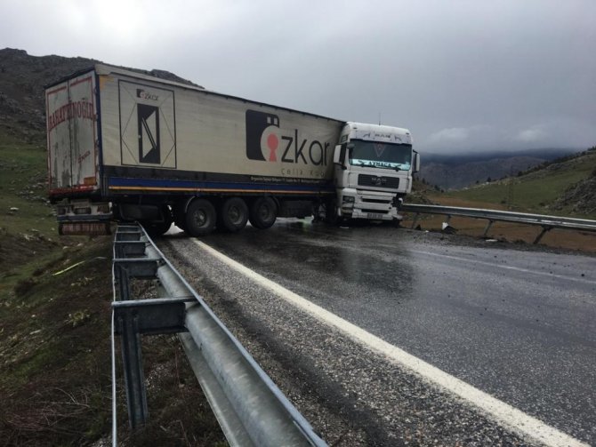 Kahramanmaraş-Göksun yolunda bariyerlere çarparak durdu