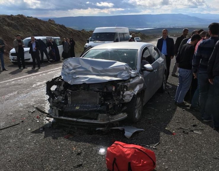 Otomobil tıra çarptı: 3 yaralı