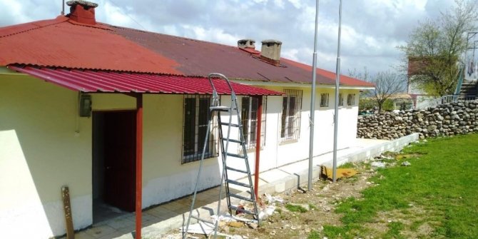 Pazarcık'ta aile sağlığı merkezinin çatısından düşüp yaralandı