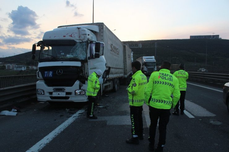 TEM’de 3 tır birbirine girdi, kilometrelerce kuyruk oluştu