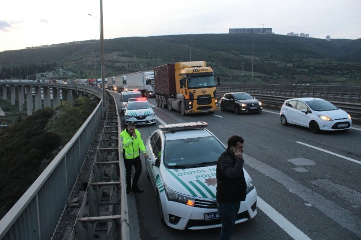 TEM’de 3 tır birbirine girdi, kilometrelerce kuyruk oluştu