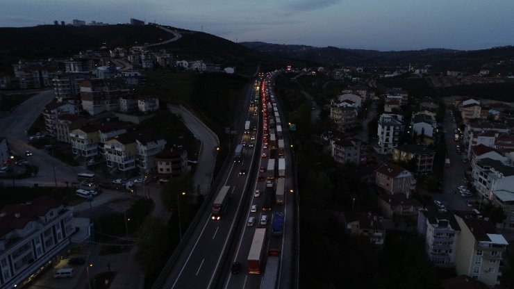 TEM’de 3 tır birbirine girdi, kilometrelerce kuyruk oluştu