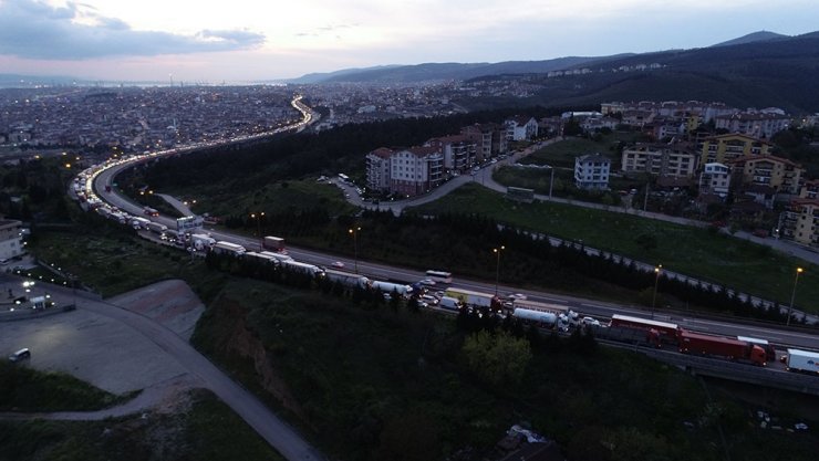 TEM’de 3 tır birbirine girdi, kilometrelerce kuyruk oluştu