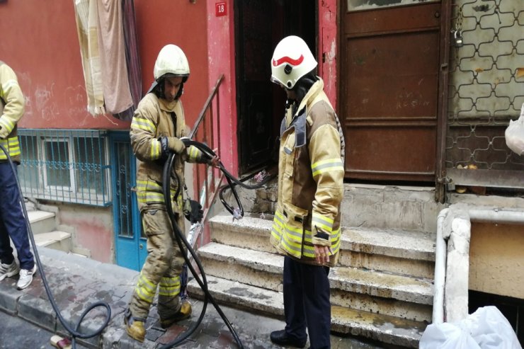 12 kişinin evde olduğu sırada  alevler yükseldi