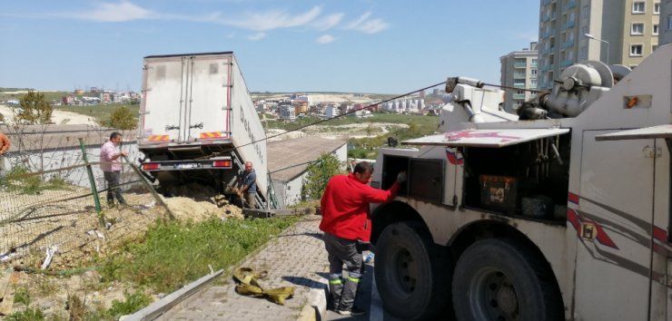 11 tonluk kamyon 200 metre sürüklenip boşluğa uçtu