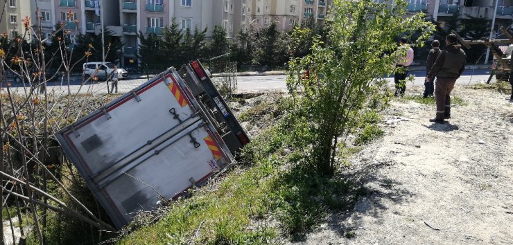 11 tonluk kamyon 200 metre sürüklenip boşluğa uçtu