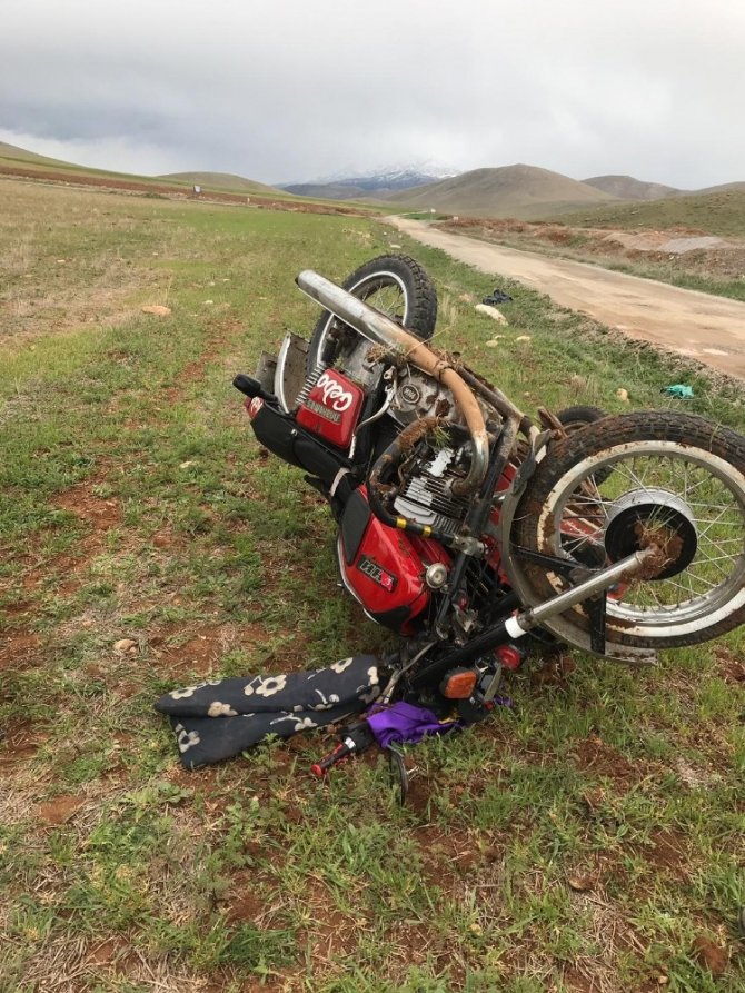 Elbistan'da sepetli motosiklet devrildi sürücüsü ağır yaralandı