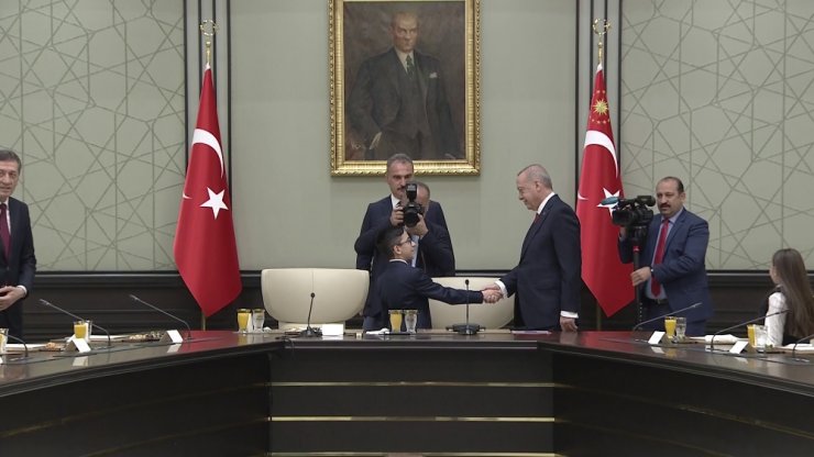 Cumhurbaşkanı Erdoğan, koltuğunu Ozan Sözeyataroğlu’na devretti