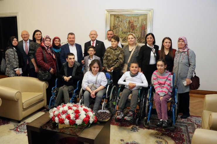 Kılıçdaroğlu koltuğunu şehit çocuğuna devretti