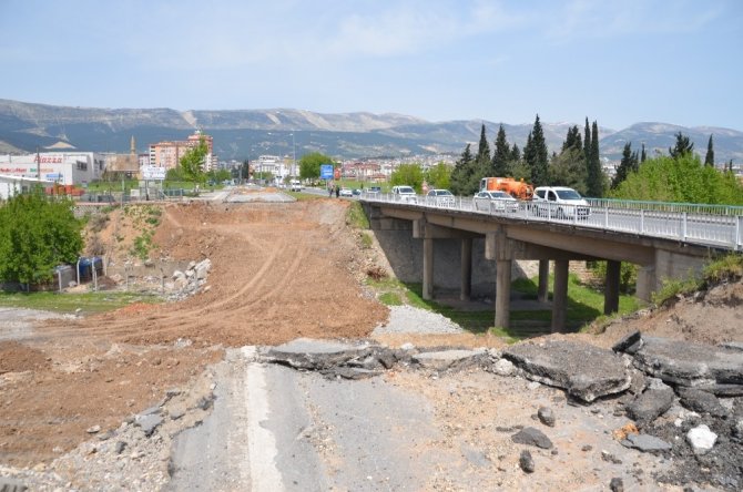 Adnan Menderes’in açtığı İstasyon Köprüsü yenileniyor