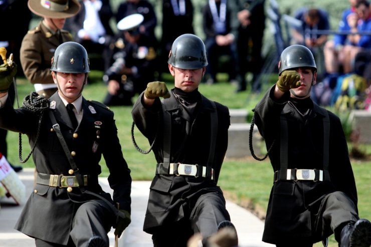 Avustralyalılar dedelerinin mezarında