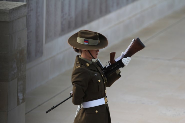 Avustralyalılar dedelerinin mezarında