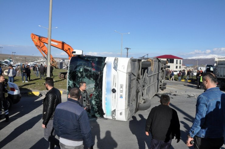 Bitlis’te yolcu otobüsü ile tır çarpıştı: 34 yaralı