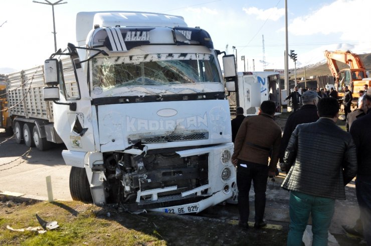 Bitlis’te yolcu otobüsü ile tır çarpıştı: 34 yaralı