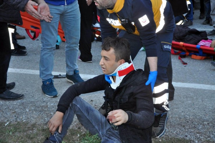 İşçi servisi ile otomobil kafa kafaya çarpıştı: 3 ölü, 8 yaralı