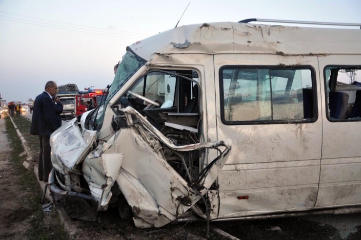 İşçi servisi ile otomobil kafa kafaya çarpıştı: 3 ölü, 8 yaralı