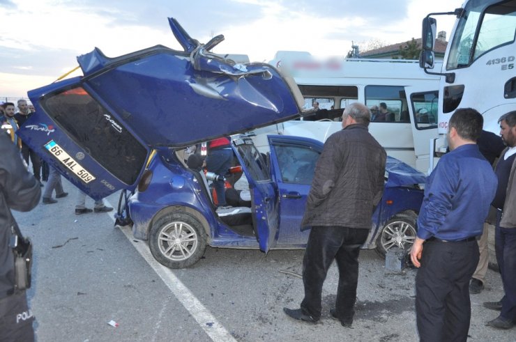 İşçi servisi ile otomobil kafa kafaya çarpıştı: 3 ölü, 8 yaralı