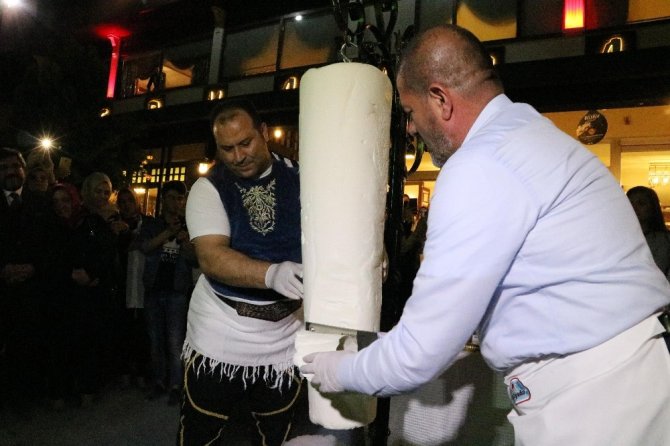 Üniversite öğrencileri Kahramanmaraş'ta dondurma şovunda bir araya geldi