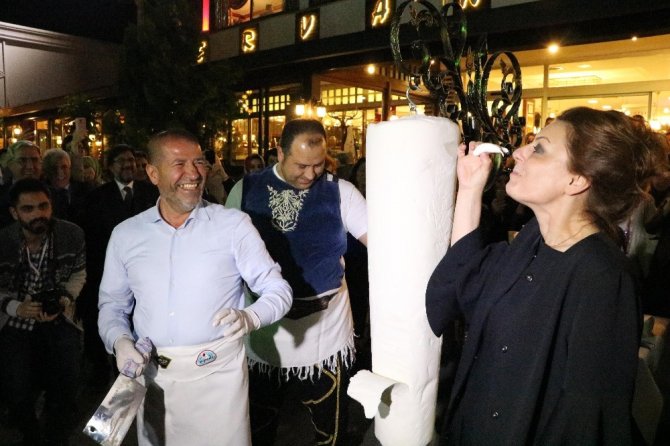 Üniversite öğrencileri Kahramanmaraş'ta dondurma şovunda bir araya geldi