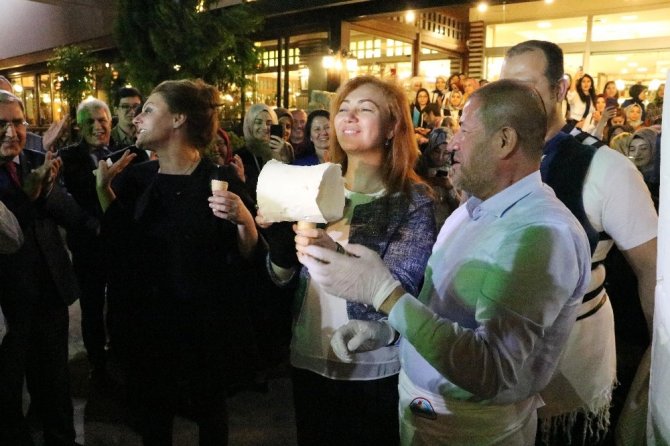 Üniversite öğrencileri Kahramanmaraş'ta dondurma şovunda bir araya geldi