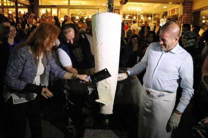 Üniversite öğrencileri Kahramanmaraş'ta dondurma şovunda bir araya geldi