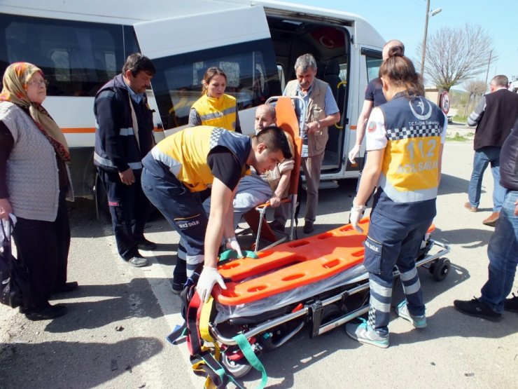Diyaliz hastalarını taşıyan minibüs ile otomobil çarpıştı: 5 yaralı
