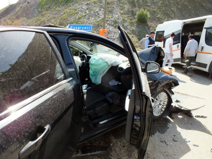 Diyaliz hastalarını taşıyan minibüs ile otomobil çarpıştı: 5 yaralı