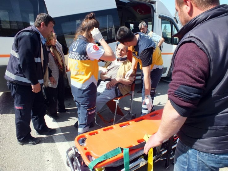 Diyaliz hastalarını taşıyan minibüs ile otomobil çarpıştı: 5 yaralı