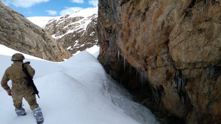 Van’da PKK’ya ait depo ve sığınaklar imha edildi