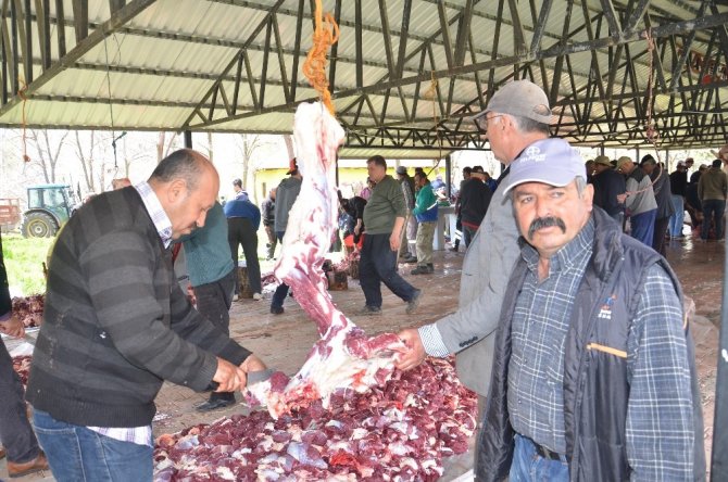 Göksun'da 150 yıllık hayrat kurbanı geleneği sürüyor