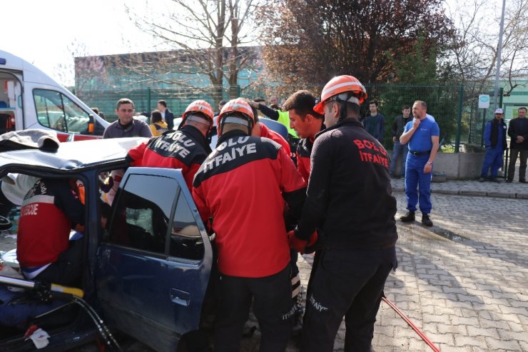 İşçi servisiyle otomobil çarpıştı: 12 yaralı