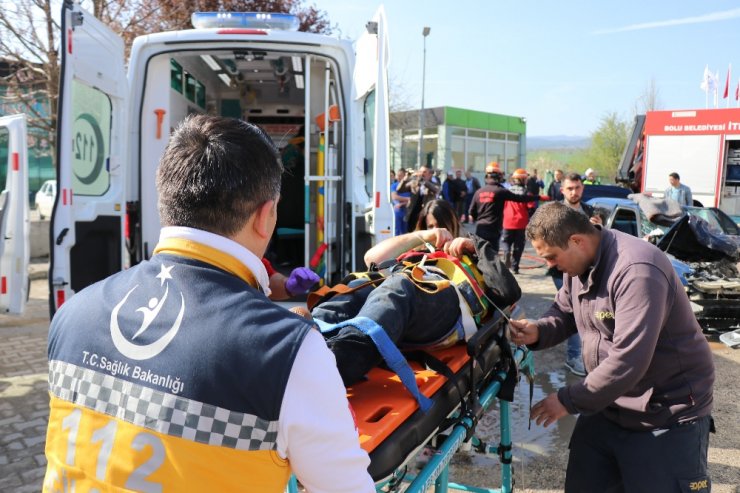 İşçi servisiyle otomobil çarpıştı: 12 yaralı