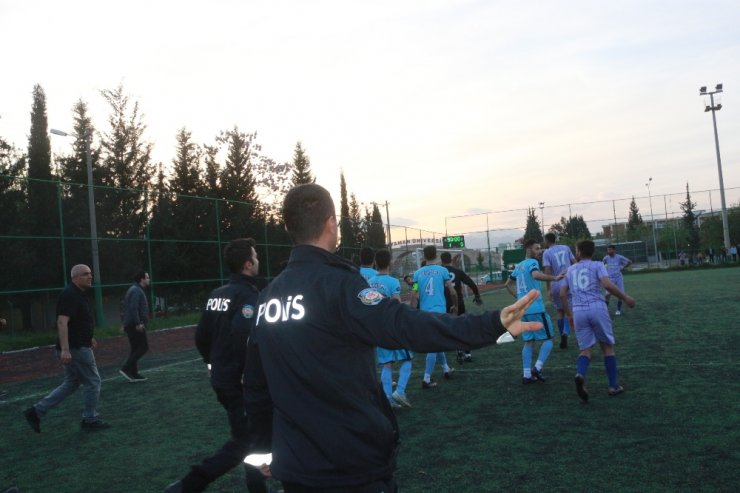 Sahada yumruk ve tekmeler havada uçuştu