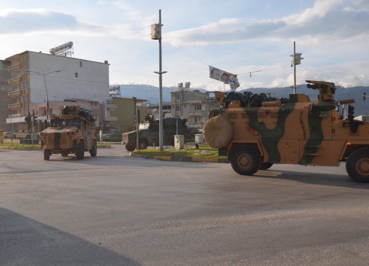 Suriye sınırına komando ve zırhlı araç sevkiyatı