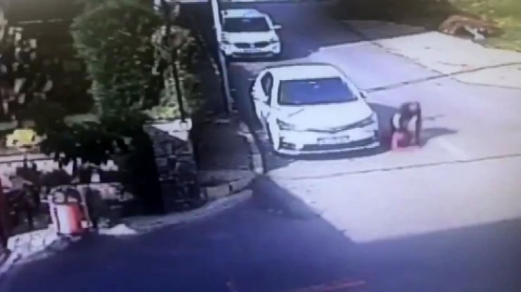 Maganda küçük çocuğu öldüresiye dövdü