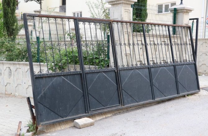 Kahramanmaraş'ta çocuğun üzerine demir kapı düştü