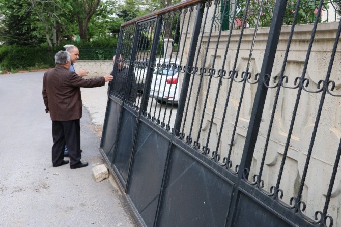Kahramanmaraş'ta çocuğun üzerine demir kapı düştü