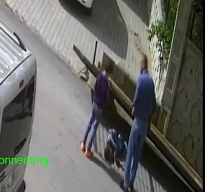 Kahramanmaraş'ta çocuğun üzerine demir kapı düştü